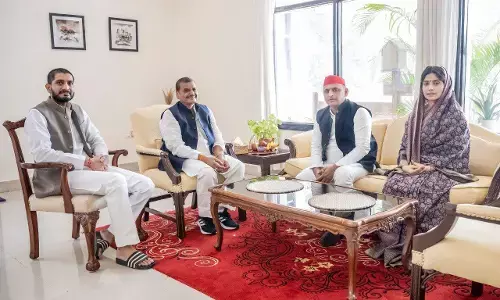 मैनपुरी के गढ़ को बचाने के लिए अखिलेश ने बनाई रणनीति, डिंपल के साथ चाचा शिवपाल यादव के पहुंचे घर मैनपुरी के गढ़ को बचाने के लिए अखिलेश ने बनाई रणनीति, डिंपल के साथ चाचा शिवपाल यादव के पहुंचे घर