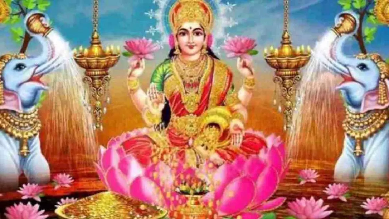 Maa Lakshmi : घर में लगाएं मां लक्ष्मी की ऐसी तस्वीर, जमकर होगी धन की वर्षा