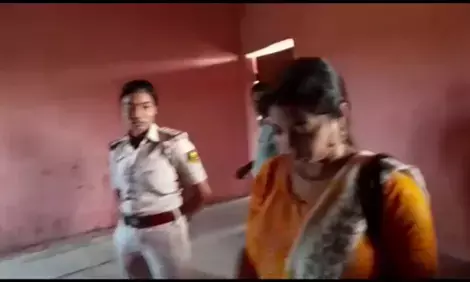 Special Story: प्रधानाध्यापिका साजदा खातून ने बनाया स्कूल को शराबियों का अड्डा, क्लास रूम में बाहर से ताला लगाकर अंदर चल रही थी शराब पार्टी