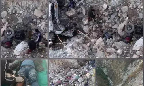 चमोली के जोशीमठ में भीषण सड़क हादसा, 12 लोगों की दर्दनाक मौत चमोली के जोशीमठ में भीषण सड़क हादसा, 12 लोगों की दर्दनाक मौत