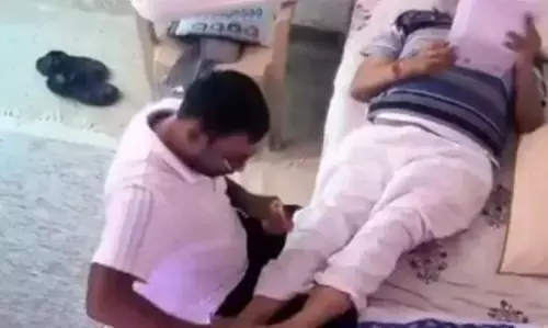 рддрд┐рд╣рд╛рдбрд╝ рдЬреЗрд▓ рдореЗрдВ рдорд╕рд╛рдЬ рдХрд░рд╡рд╛рддреЗ рджрд┐рдЦреЗ рдХреЗрдЬрд░реАрд╡рд╛рд▓ рдХреЗ рдордВрддреНрд░реА рд╕рддреНрдпреЗрдВрджреНрд░ рдЬреИрди, рджреЗрдЦрд┐рдП CCTV рдлреБрдЯреЗрдЬ рддрд┐рд╣рд╛рдбрд╝ рдЬреЗрд▓ рдореЗрдВ рдорд╕рд╛рдЬ рдХрд░рд╡рд╛рддреЗ рджрд┐рдЦреЗ рдХреЗрдЬрд░реАрд╡рд╛рд▓ рдХреЗ рдордВрддреНрд░реА рд╕рддреНрдпреЗрдВрджреНрд░ рдЬреИрди, рджреЗрдЦрд┐рдП CCTV рдлреБрдЯреЗрдЬ