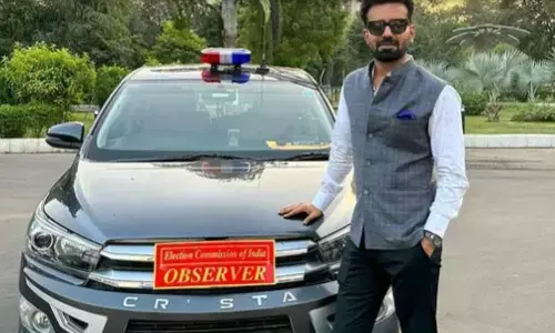 गुजरात में चुनाव ड्यूटी से हटाए गए IAS अभिषेक सिंह, सोशल मीडिया में डाली थी ये तस्वीर