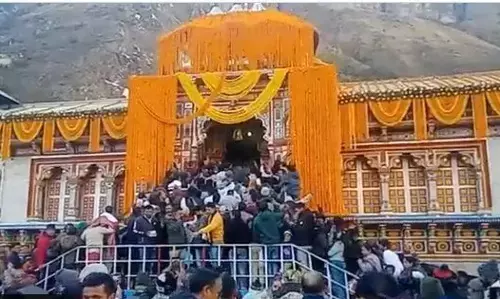 चमोली: शीतकाल के लिए बंद हुए भगवान बद्री विशाल के कपाट चमोली: शीतकाल के लिए बंद हुए भगवान बद्री विशाल के कपाट