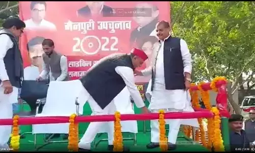 सैफई में अखिलेश यादव ने मंच पर शिवपाल यादव के पैर छू कर लिया आशीर्वाद, फिर शिवपाल ने किया ये काम, बीजेपी में मचेगा हड़कंप सैफई में अखिलेश यादव ने मंच पर शिवपाल यादव के पैर छू कर लिया आशीर्वाद, फिर शिवपाल ने किया ये काम, बीजेपी में मचेगा हड़कंप