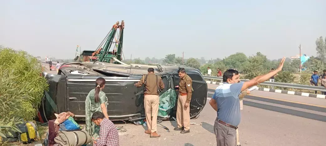 सपा विधायक पूजा पाल की गाड़ी पलटी, विधायक समेत तीन लोग गंभीर घायल, गाड़ी के उड़े परखच्चे, देखें तस्वीर
