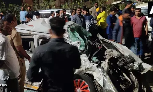 पुणे-बेंगलुरु हाईवे पर नावले पुल पर हुआ बड़ा हादसा, 48 वाहन आपस में बुरी तरह टकाराये, देखिए चौकाने वाली तस्वीरें पुणे-बेंगलुरु हाईवे पर नावले पुल पर हुआ बड़ा हादसा, 48 वाहन आपस में बुरी तरह टकाराये, देखिए चौकाने वाली तस्वीरें