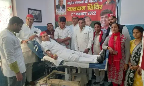 गरीब बच्चों को पाठ्य सामग्री का वितरण करके मनायी मुलायम सिंह यादव की जयंती