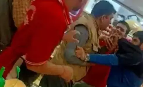 नशे में धुत पुलिसकर्मियों ने की रेस्टोरेंट स्टाफ के साथ मारपीट, लाईन हाजिर नशे में धुत पुलिसकर्मियों ने की रेस्टोरेंट स्टाफ के साथ मारपीट, लाईन हाजिर