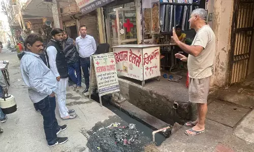 नोएडा: गंदगी से भरी हुई नलियां देखकर स्वास्थ्य कर्मियों पर भड़के परियोजना अभियंता नोएडा: गंदगी से भरी हुई नलियां देखकर स्वास्थ्य कर्मियों पर भड़के परियोजना अभियंता