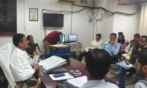 काशी की ट्रैफिक व्यवस्था सुधारने के लिए वाराणसी डीएम ने की बड़ी बैठक... काशी की ट्रैफिक व्यवस्था सुधारने के लिए वाराणसी डीएम ने की बड़ी बैठक...