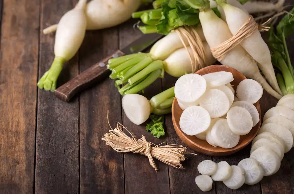 Radish Benefits: सर्दियों में मूली खाने के हैं कई चमत्कार फायदे! कैंसर-बीपी-शुगर से बचाती है, नहीं होती दिल की बीमारी Radish Benefits: सर्दियों में मूली खाने के हैं कई चमत्कार फायदे! कैंसर-बीपी-शुगर से बचाती है, नहीं होती दिल की बीमारी