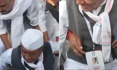 Bharat Jodo Yatra: मध्य प्रदेश में टी-ब्रेक के दौरान भरी भीड़ के चलते हुई धक्का-मुक्की, नीचे गिरे पूर्व सीएम दिग्विजय सिंह Bharat Jodo Yatra: मध्य प्रदेश में टी-ब्रेक के दौरान भरी भीड़ के चलते हुई धक्का-मुक्की, नीचे गिरे पूर्व सीएम दिग्विजय सिंह