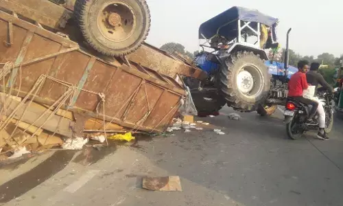 आंगनवाड़ी का सामान लेकर जा रहे ट्रैक्टर का चालक कूदकर फरार आंगनवाड़ी का सामान लेकर जा रहे ट्रैक्टर का चालक कूदकर फरार