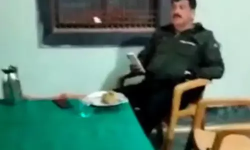 शिकायत पर कार्यवाही करने के बजाय दावत करते दिखे पुलिसकर्मी! वीडियो वायरल... शिकायत पर कार्यवाही करने के बजाय दावत करते दिखे पुलिसकर्मी! वीडियो वायरल...