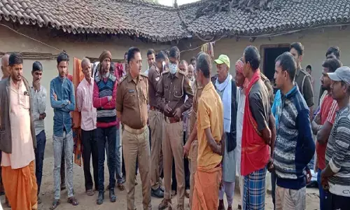 घायल पति की किसी ने दे दी मौत की झूठी खबर, पत्नी ने 2 साल के मासूम के साथ कर ली आत्महत्या घायल पति की किसी ने दे दी मौत की झूठी खबर, पत्नी ने 2 साल के मासूम के साथ कर ली आत्महत्या