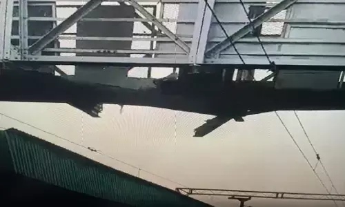 महाराष्ट्र में बड़ा हादसा, चंद्रपुर में रेलवे फुट ओवर ब्रिज गिरा, 60 फीट की ऊंचाई से रेल की पटरी पर गिरे लोग, 8 की हालत गंभीर महाराष्ट्र में बड़ा हादसा, चंद्रपुर में रेलवे फुट ओवर ब्रिज गिरा, 60 फीट की ऊंचाई से रेल की पटरी पर गिरे लोग, 8 की हालत गंभीर