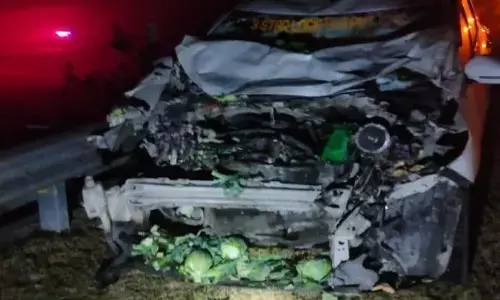 यमुना एक्सप्रेसवे पर बड़ा हादसा : सगाई समारोह से लौट रहे परिवार की कार टकराई, 2 की मौके पर मौत, 4 की हालत गंभीर