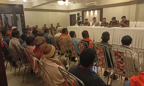 नाविकों के संग वाराणसी पुलिस कमिश्नरेट एवं जिला प्रशासन की बड़ी बैठक! नियम तोड़ने पर निरस्त होगा लाइसेंस... नाविकों के संग वाराणसी पुलिस कमिश्नरेट एवं जिला प्रशासन की बड़ी बैठक! नियम तोड़ने पर निरस्त होगा लाइसेंस...