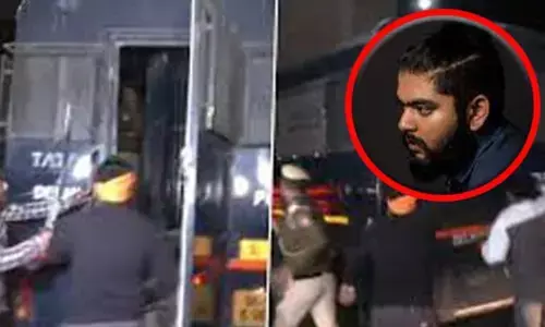 Shraddha Case: श्रद्धा केस में आरोपी आफताब पर हमले की कोशिश, हत्या करने के मकसद से आए थे हमलावर, लाए थे तलवार और हथौड़े Shraddha Case: श्रद्धा केस में आरोपी आफताब पर हमले की कोशिश, हत्या करने के मकसद से आए थे हमलावर, लाए थे तलवार और हथौड़े