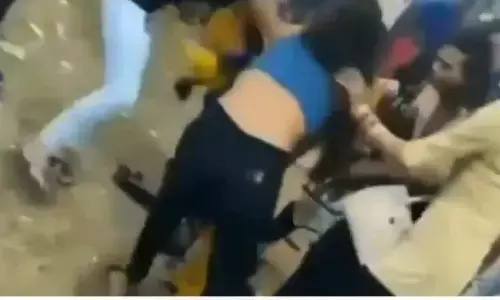 watch video: 1 बॉयफ्रेंड के लिए भिड़ीं 5 लड़कियां, एक को लाया था घुमाने मेला फिर हुआ अखाड़ा, लड़कियों ने फाड़ डाले एक दूसरे के कपड़े, देखें वीडियो watch video: 1 बॉयफ्रेंड के लिए भिड़ीं 5 लड़कियां, एक को लाया था घुमाने मेला फिर हुआ अखाड़ा, लड़कियों ने फाड़ डाले एक दूसरे के कपड़े, देखें वीडियो