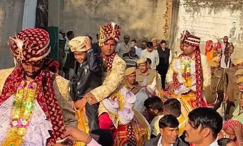 पुलिस पहरे में निकली तीन दूल्हों की बारात, 2 DSP और एक ASP सहित प्रशासनिक अधिकारी थे साथ पुलिस पहरे में निकली तीन दूल्हों की बारात, 2 DSP और एक ASP सहित प्रशासनिक अधिकारी थे साथ