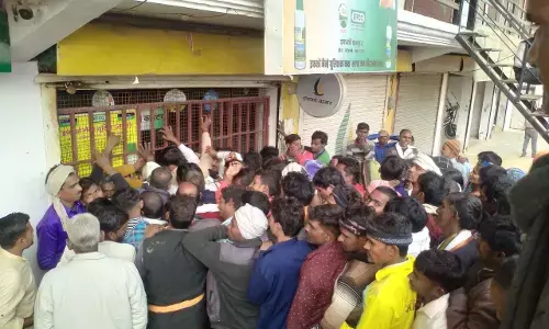 गेहू फसल बुवाई के लिए डीएपी खाद के लिए मारे-मारे फिर रहे है किसान