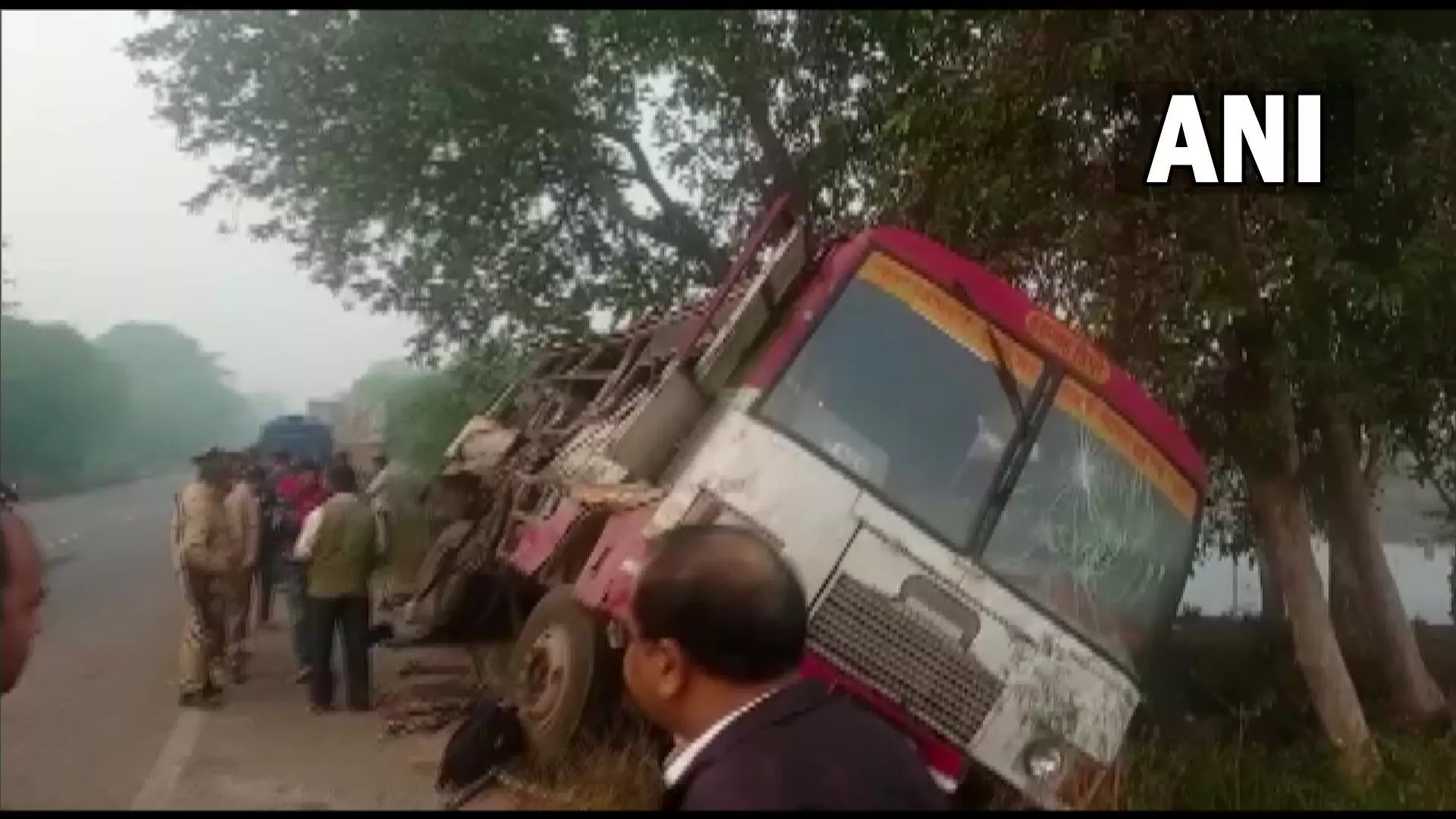यूपी में बड़ा हादसा : बहराइच में रोडवेज बस और ट्रक की टक्कर, 6 लोगों की मौत, 15 जख्मी