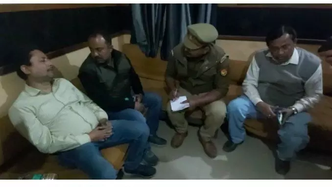 चंदौली में स्कॉर्पियो सवार बदमाशों ने पुलिस चौकी के सामने भरे बाजार जलशक्ति मिशन के अधिकारियों व कर्मचारियों को जमकर पीटा