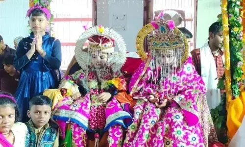 सखियों के साथ अटखेलियाँ खेल सीता को ले चले श्री राम, मंदिरों में मनाई गई विदाई की अनोखी परंपरा सखियों के साथ अटखेलियाँ खेल सीता को ले चले श्री राम, मंदिरों में मनाई गई विदाई की अनोखी परंपरा