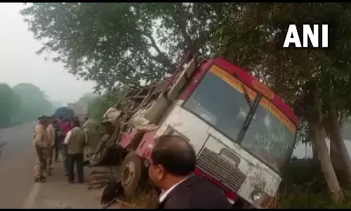 यूपी में बड़ा हादसा : बहराइच में रोडवेज बस और ट्रक की टक्कर, 6 लोगों की मौत, 15 जख्मी यूपी में बड़ा हादसा : बहराइच में रोडवेज बस और ट्रक की टक्कर, 6 लोगों की मौत, 15 जख्मी