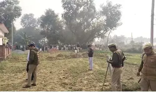 चंदौली: विवादित जमीन पर आंबेडकर प्रतिमा रखे जाने के बाद दो पक्षों में विवाद, पुलिस मौके पर पहुंची चंदौली: विवादित जमीन पर आंबेडकर प्रतिमा रखे जाने के बाद दो पक्षों में विवाद, पुलिस मौके पर पहुंची