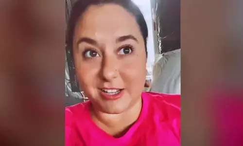 दूसरी महिला संग रोमांस कर रहा था शख्स, गर्लफ्रेंड ने रंगे हाथ पकड़ा! फिर... दूसरी महिला संग रोमांस कर रहा था शख्स, गर्लफ्रेंड ने रंगे हाथ पकड़ा! फिर...