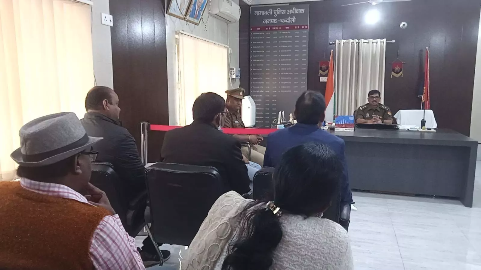 पुलिस लाइन में ASP सुखराम भारती से मिलकर चिकित्सकों ने डॉ संजय प्रकरण में विवेचना कर रहे निरीक्षक अरविंद यादव को हटाने की मांग