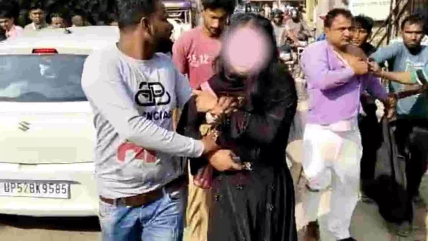 UP : पति ने पत्नी को प्रेमी के साथ होटल में पकड़ा, बीच सड़क पर पति ने दोनों को दौड़ा-दौड़ाकर पीटा UP : पति ने पत्नी को प्रेमी के साथ होटल में पकड़ा, बीच सड़क पर पति ने दोनों को दौड़ा-दौड़ाकर पीटा