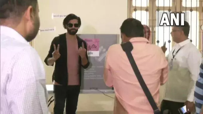 Gujarat Election Voting : рдкрд╣рд▓реЗ рдЪрд░рдг рдореЗрдВ 89 рд╕реАрдЯреЛрдВ рдкрд░ рдорддрджрд╛рди рдЬрд╛рд░реА, рд░рд╡рд┐рдВрджреНрд░ рдЬрдбреЗрдЬрд╛, BJP рдкреНрд░рджреЗрд╢ рдЕрдзреНрдпрдХреНрд╖ рдФрд░ рдЧреБрдЬрд░рд╛рдд рдХреЗ рдЧреГрд╣рдордВрддреНрд░реА рдиреЗ рдбрд╛рд▓рд╛ рд╡реЛрдЯ Gujarat Election Voting : рдкрд╣рд▓реЗ рдЪрд░рдг рдореЗрдВ 89 рд╕реАрдЯреЛрдВ рдкрд░ рдорддрджрд╛рди рдЬрд╛рд░реА, рд░рд╡рд┐рдВрджреНрд░ рдЬрдбреЗрдЬрд╛, BJP рдкреНрд░рджреЗрд╢ рдЕрдзреНрдпрдХреНрд╖ рдФрд░ рдЧреБрдЬрд░рд╛рдд рдХреЗ рдЧреГрд╣рдордВрддреНрд░реА рдиреЗ рдбрд╛рд▓рд╛ рд╡реЛрдЯ