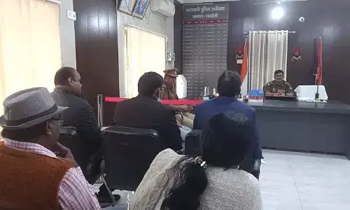 पुलिस लाइन में ASP सुखराम भारती से मिलकर चिकित्सकों ने डॉ संजय प्रकरण में विवेचना कर रहे निरीक्षक अरविंद यादव को हटाने की मांग