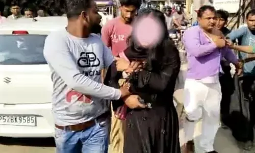 UP : पति ने पत्नी को प्रेमी के साथ होटल में पकड़ा, बीच सड़क पर पति ने दोनों को दौड़ा-दौड़ाकर पीटा UP : पति ने पत्नी को प्रेमी के साथ होटल में पकड़ा, बीच सड़क पर पति ने दोनों को दौड़ा-दौड़ाकर पीटा