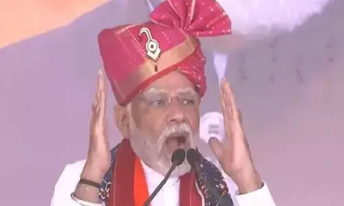गुजरात में PM मोदी ने कांग्रेस पर साधा निशाना: कांग्रेस में मुझे गाली देने की मची होड़, परिवार को खुश करने के लिए हो रहा ऐसा गुजरात में PM मोदी ने कांग्रेस पर साधा निशाना: कांग्रेस में मुझे गाली देने की मची होड़, परिवार को खुश करने के लिए हो रहा ऐसा