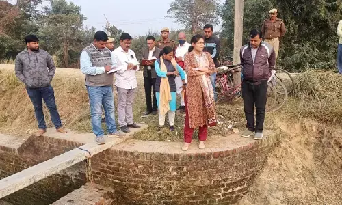 किसानों के बीच पहुंचीं डीएम, नहरों और माइनरों की जल्द सिल्ट सफाई कराने का दिया दिशा निर्देश