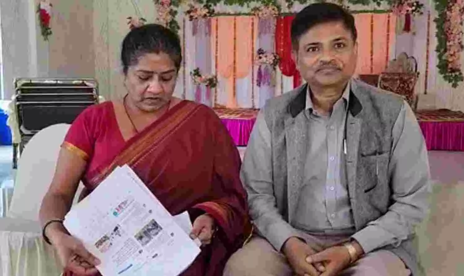 महिला अफसर के चक्कर में अपनी पत्नी से डिवोर्स लेना चाह रहे DM संत कबीर नगर, सास-ससुर ने लगाए सनसनीखेज आरोप महिला अफसर के चक्कर में अपनी पत्नी से डिवोर्स लेना चाह रहे DM संत कबीर नगर, सास-ससुर ने लगाए सनसनीखेज आरोप
