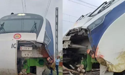 Vande Bharat Express Accident: चौथी बार एक बार फिर मवेशी से टकरा गई गांधीनगर-मुंबई वंदे भारत एक्सप्रेस Vande Bharat Express Accident: चौथी बार एक बार फिर मवेशी से टकरा गई गांधीनगर-मुंबई वंदे भारत एक्सप्रेस