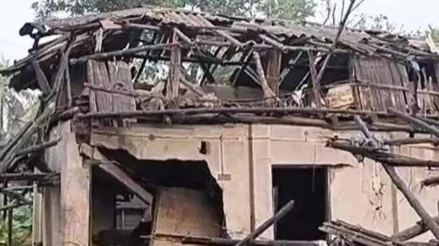 Bomb blast in Bengal: बंगाल में बम विस्फोट, तृणमूल कांग्रेस नेता समेत तीन की मौत Bomb blast in Bengal: बंगाल में बम विस्फोट, तृणमूल कांग्रेस नेता समेत तीन की मौत