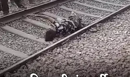 कानपुर में पुलिस वालों ने सब्जी विक्रेता का तराजू-बांट रेलवे ट्रैक किनारे फैकां और तभी आई ट्रेन, फिर हुआ ये हादसा कानपुर में पुलिस वालों ने सब्जी विक्रेता का तराजू-बांट रेलवे ट्रैक किनारे फैकां और तभी आई ट्रेन, फिर हुआ ये हादसा