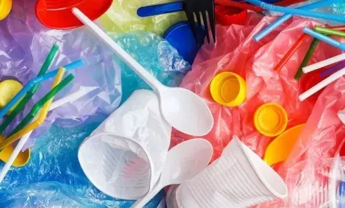 महाराष्ट्र ने 4 साल बाद सिंगल यूज प्लास्टिक बैन हटाया, जानें- अब किन चीजों की अनुमति होगी महाराष्ट्र ने 4 साल बाद सिंगल यूज प्लास्टिक बैन हटाया, जानें- अब किन चीजों की अनुमति होगी