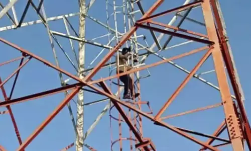 рдореЛрдмрд╛рдЗрд▓ рдирдВрдмрд░ рдмреНрд▓реЙрдХ рдХрд┐рдпрд╛ рддреЛ рдЯрд╛рд╡рд░ рдкрд░ рдЪреЭрд╛ рдпреБрд╡рдХ, рдЧрд░реНрд▓рдлреНрд░реЗрдВрдб рдХреЗ рдХреЙрд▓ рдХрд░рдиреЗ рдкрд░ рдЙрддрд░рд╛ рдиреАрдЪреЗ, рдлрд┐рд░ рдкреБрд▓рд┐рд╕ рдиреЗ.. рдореЛрдмрд╛рдЗрд▓ рдирдВрдмрд░ рдмреНрд▓реЙрдХ рдХрд┐рдпрд╛ рддреЛ рдЯрд╛рд╡рд░ рдкрд░ рдЪреЭрд╛ рдпреБрд╡рдХ, рдЧрд░реНрд▓рдлреНрд░реЗрдВрдб рдХреЗ рдХреЙрд▓ рдХрд░рдиреЗ рдкрд░ рдЙрддрд░рд╛ рдиреАрдЪреЗ, рдлрд┐рд░ рдкреБрд▓рд┐рд╕ рдиреЗ..