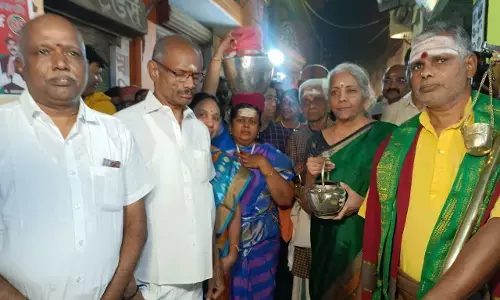 काशी से रूबरू हुई वित्त मंत्री! बाबा काशी विश्वनाथ के श्रृंगार आरती में हुई शामिल...