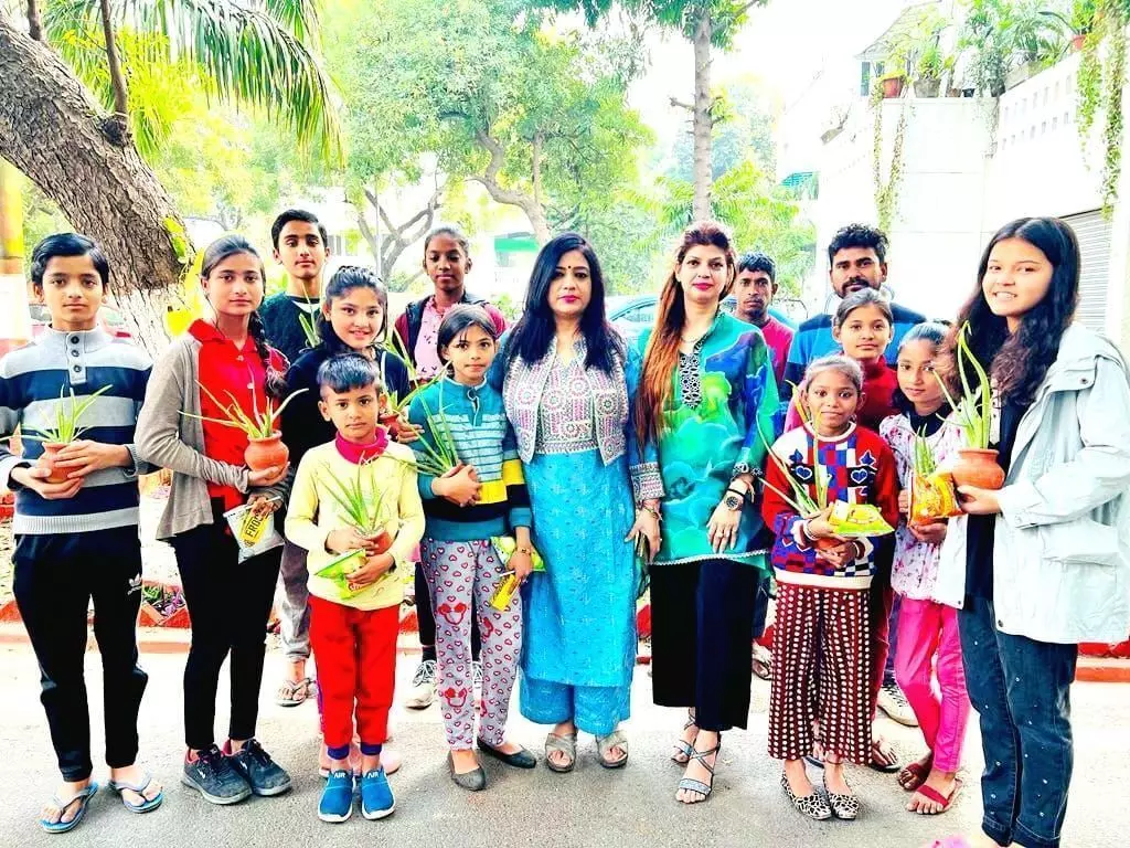 समाजसेवी विक्रम सेठी की देखरेख में लगायी औषधीय वाटिका समाजसेवी विक्रम सेठी की देखरेख में लगायी औषधीय वाटिका