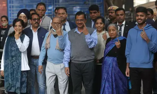 MCD Elections : एमसीडी चुनाव के लिए मतदान जारी, CM केजरीवाल ने किया मतदान, बोले- काम रोकने वालों को न दें वोट