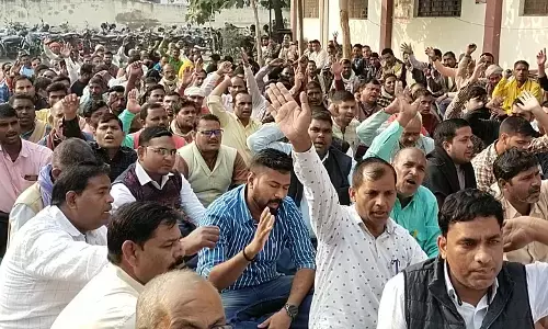 संविदकर्मियों की बात का इलाहाबाद हाईकोर्ट ने लिया स्वत: संज्ञान,  प्रदेश सरकार ने हाईकोर्ट में दी जानकारी संविदकर्मियों की बात का इलाहाबाद हाईकोर्ट ने लिया स्वत: संज्ञान,  प्रदेश सरकार ने हाईकोर्ट में दी जानकारी