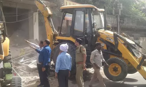 बुलडोजर एक्शन पर HC ने पुलिस को लगाई फटकार, कहा- तमाशा बना दिया, किसी का भी घर बुलडोजर से तोड़ देंगे?